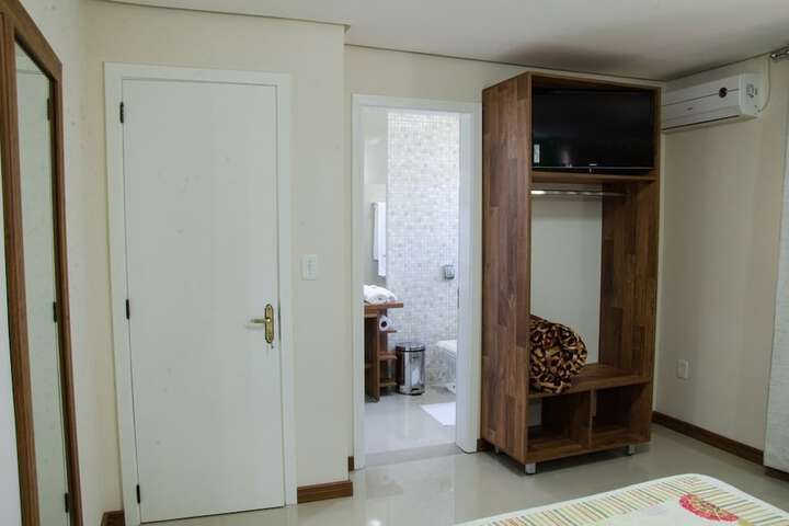Room 4 of 28