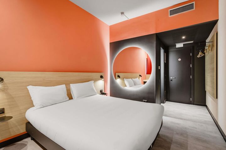 Room 19 of 107