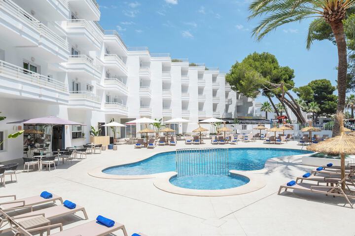 Hotel Pool