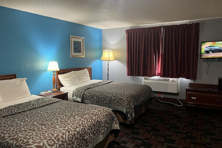 2 Queen Beds (3 of 17)