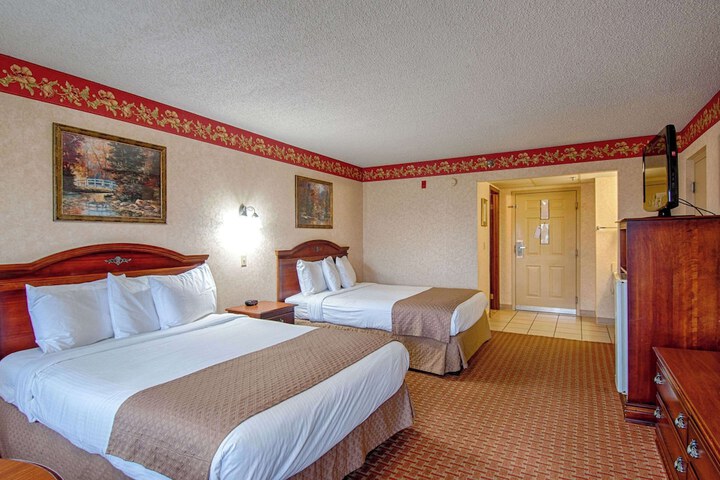 2 Queen Beds (2 of 15)
