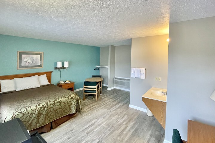 1 Queen Bed (6 of 9)