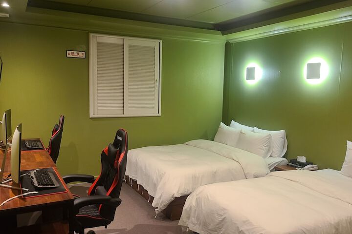 Room 8 of 26
