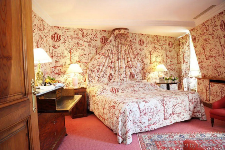 Room 3 of 9