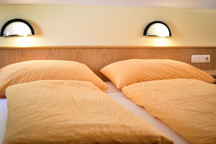 Room 11 of 76