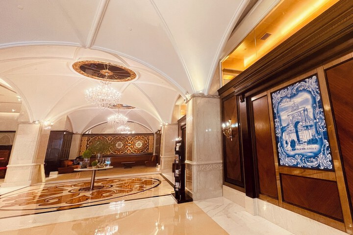 Hotel Interior 4 of 38