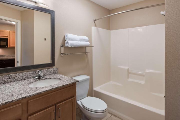 2 Queen Accessible Comm Assist Roll in Shower Kitchenette Full Breakfast (11 of 11)