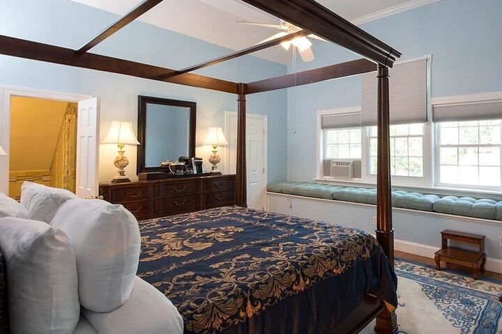 Diplomat Luxury King Bed Harbour View (1 of 32)
