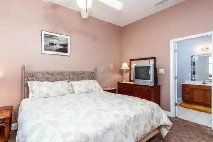 Room 6 of 10