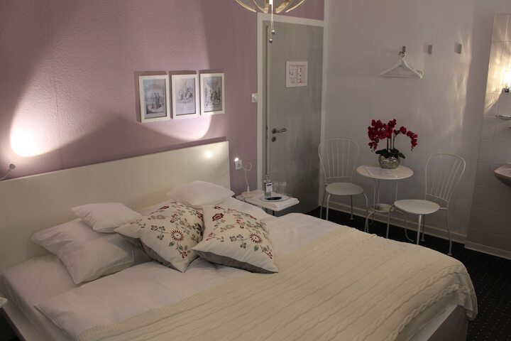 Room 6 of 48