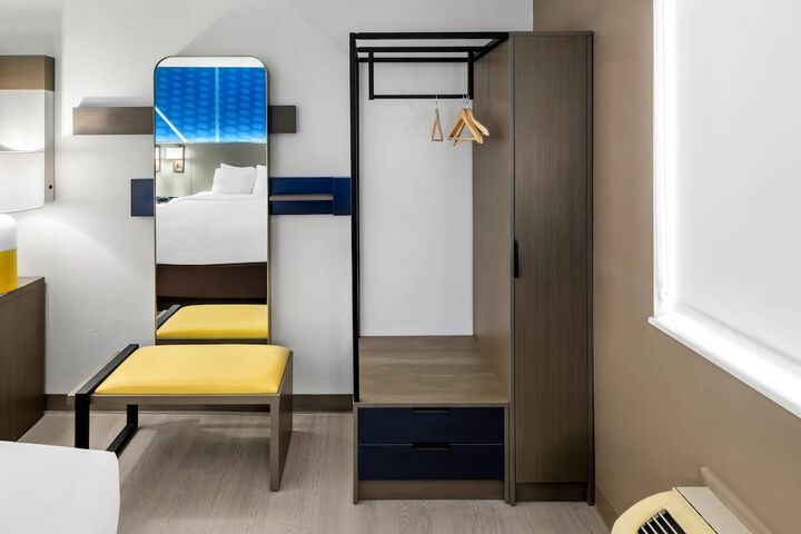 Room 12 of 32