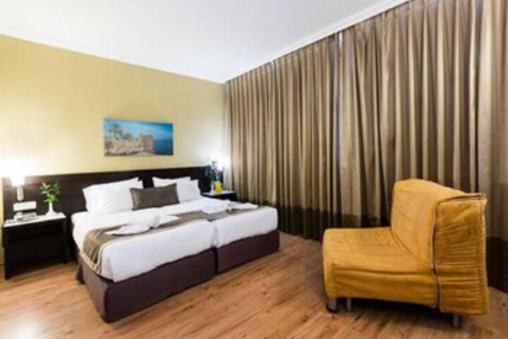 Room 7 of 9