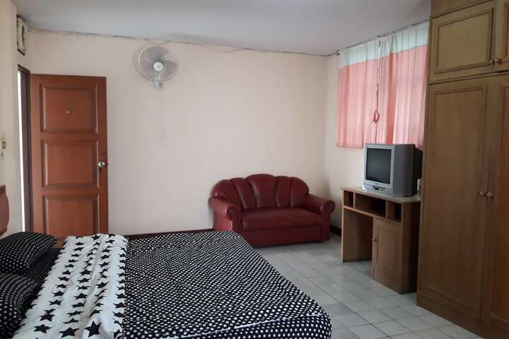 Room 10 of 33
