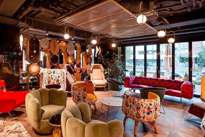 Lounge 79 of 103