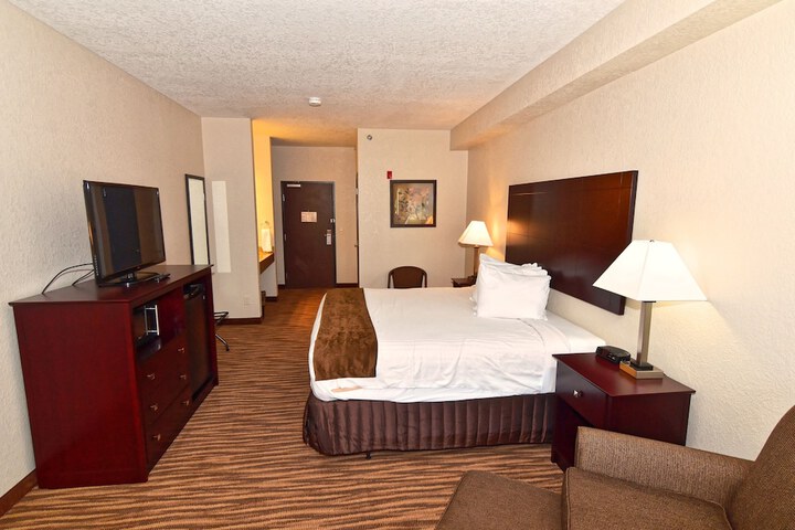 1 King Bed Accessible (22 of 23)