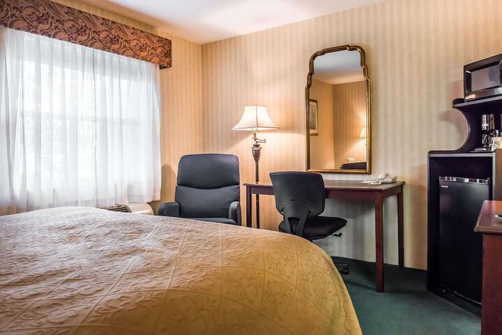 1 Queen Bed (5 of 15)