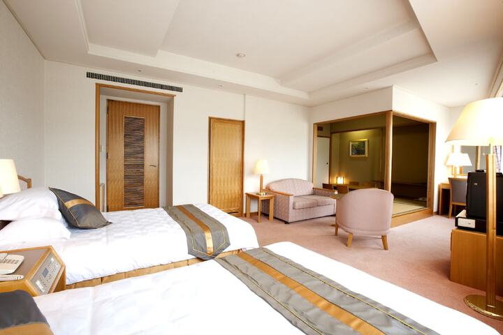 Room 6 of 32