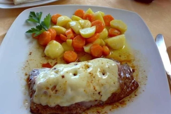 Dining 33 of 54