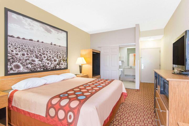 1 King Bed (4 of 10)