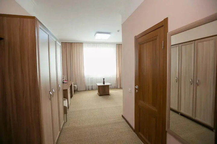 Room 10 of 12