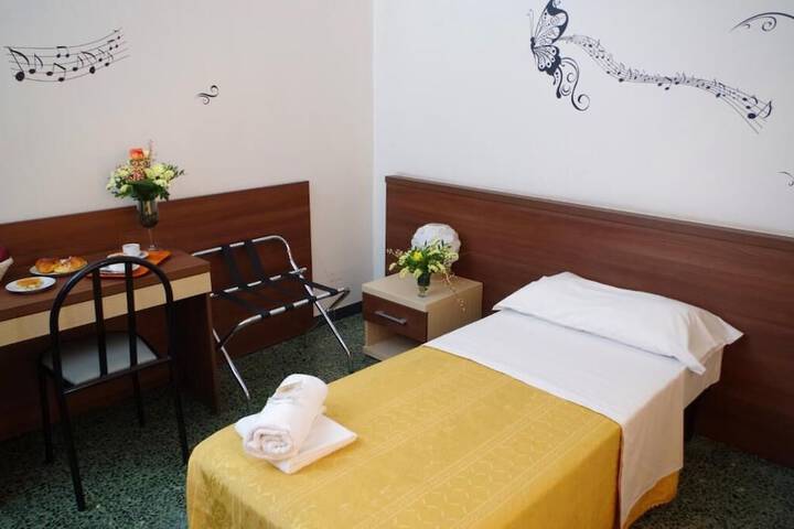 Room 4 of 12