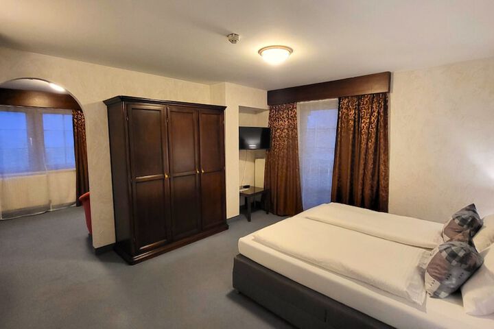 Room 33 of 119