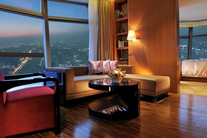 Lounge 34 of 51