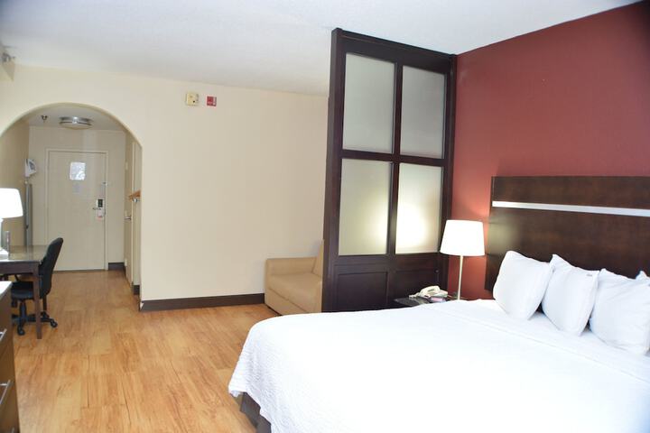 Suite King Bed Accessible (6 of 11)
