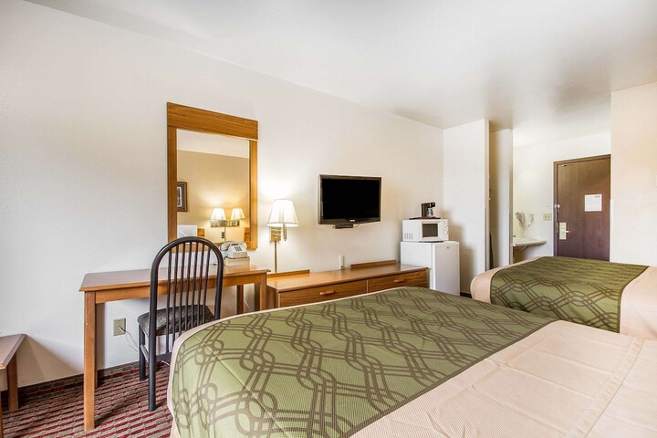 2 Queen Beds (7 of 12)