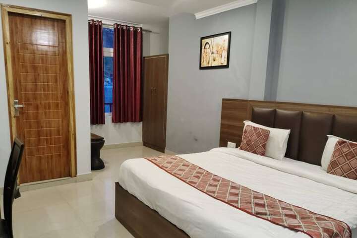 Room 3 of 64
