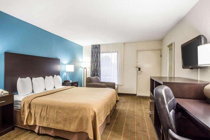 1 King Bed Business Room (6 of 6)