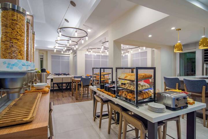 Breakfast/Coffee Service 25 of 45