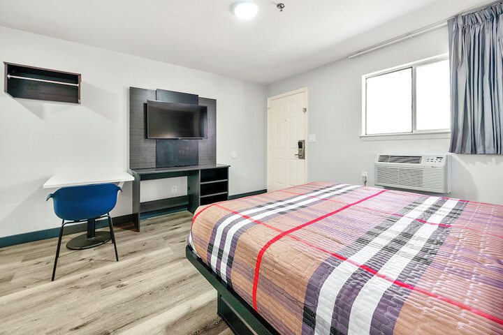Room 5 of 12