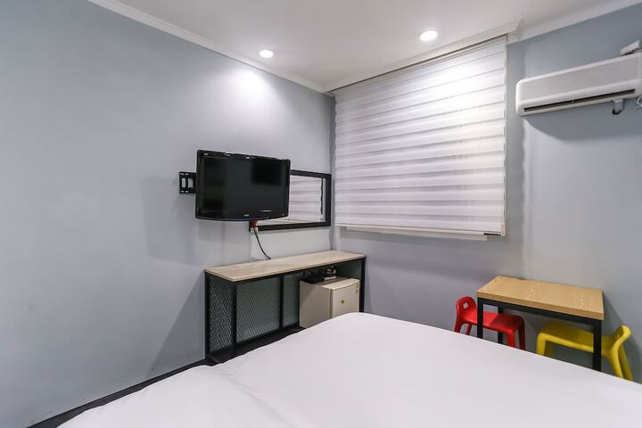Room 5 of 32
