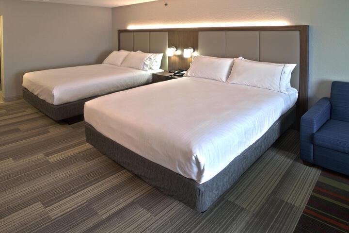 2 Queen Beds (5 of 8)
