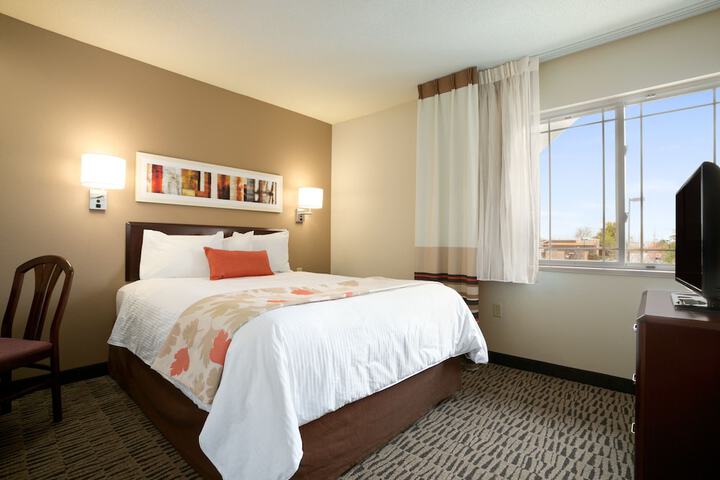 1 Queen Bed (3 of 16)