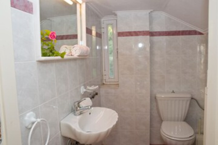 Room 6 of 28