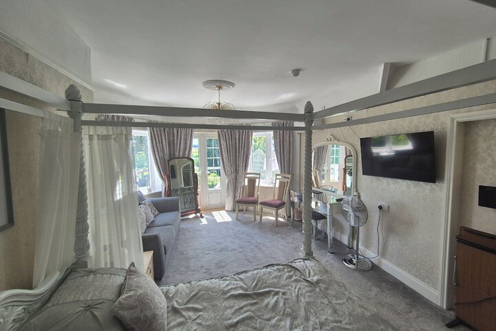 Room 8 of 96