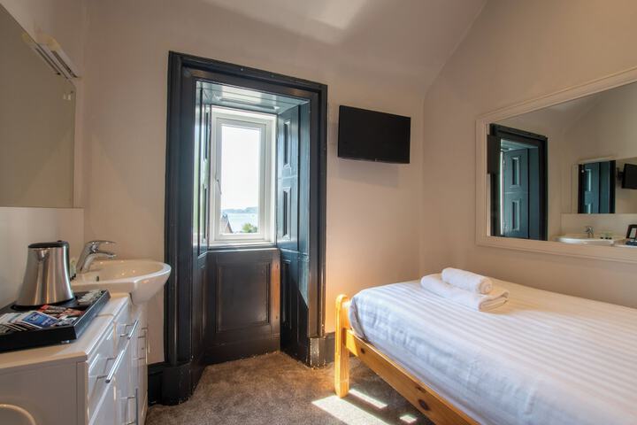Room 10 of 111