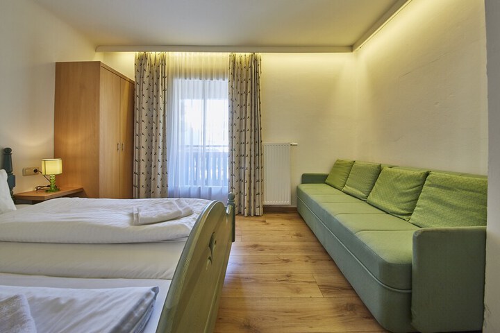 Room 2 of 76