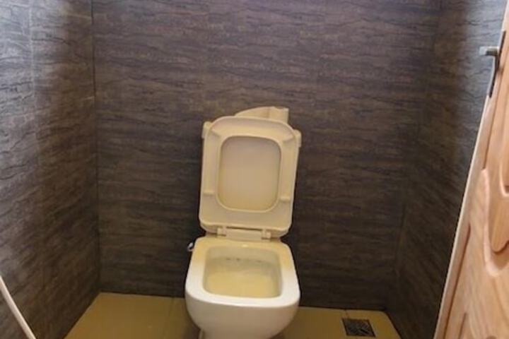 Room 10 of 27