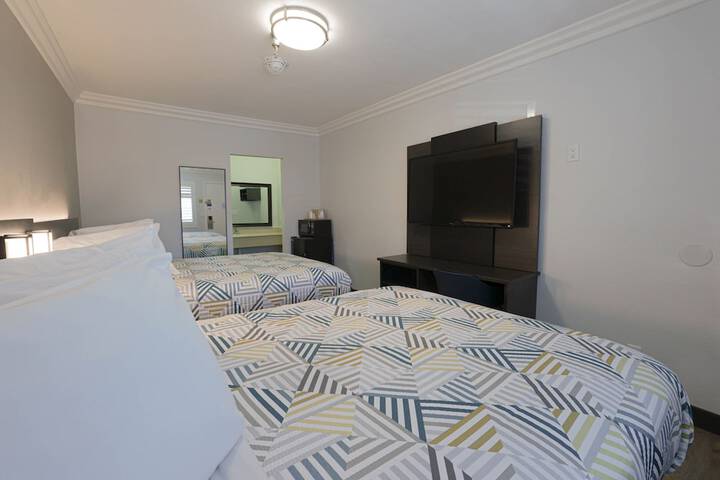 1 Queen Bed Micfridge (8 of 11)