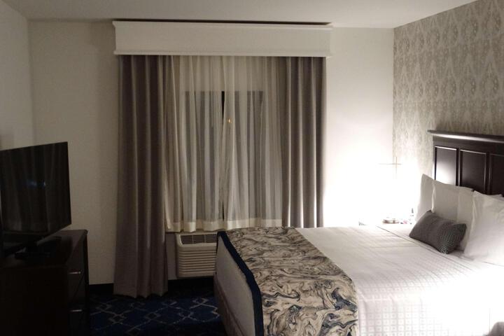 1 King Bed (3 of 18)