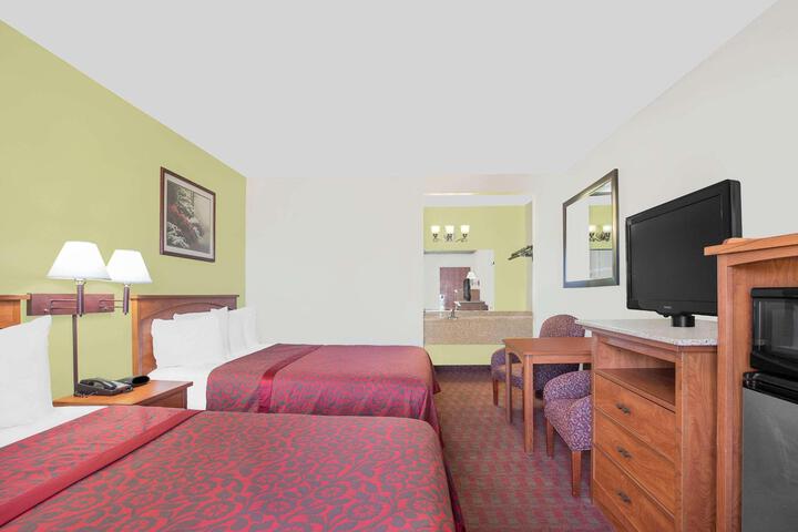 1 Queen Bed (6 of 21)