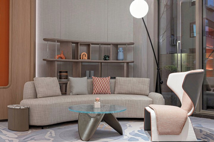 Lounge 52 of 82