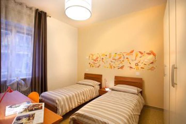 Room 6 of 10
