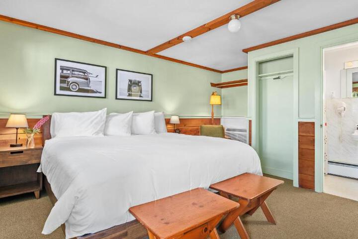 1 King Bed (6 of 7)