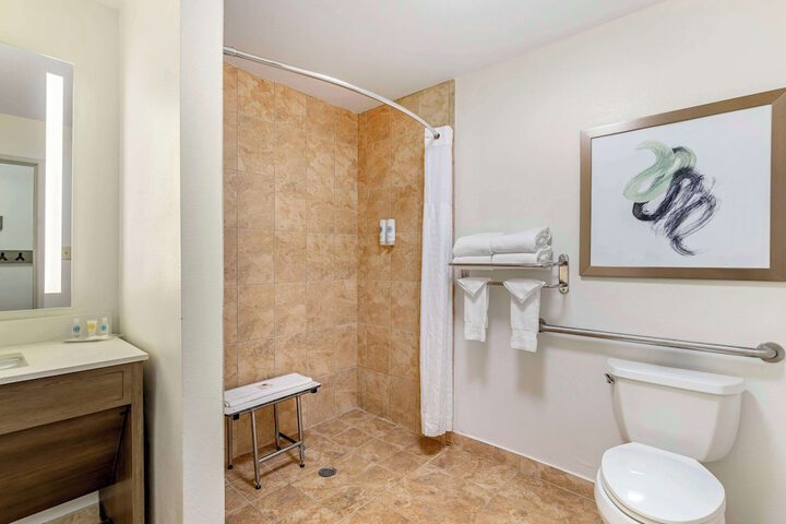 2 Queen Beds Accessible (10 of 17)