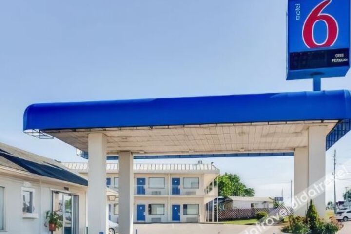 Exterior of Days Inn Fayetteville
