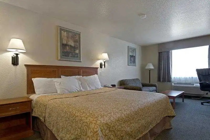 Room 4 of 9